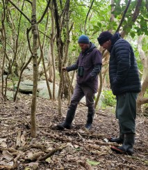 Graeme and Mike checking out soil quality at Point Munning